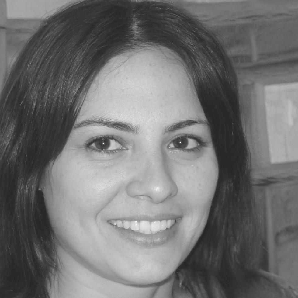 Retrato profesional de Elena Vázquez, instructora experta en análisis de riesgo financiero