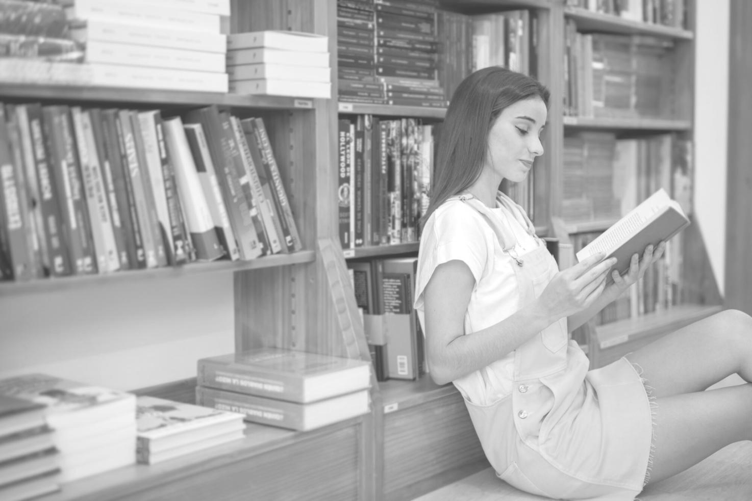 Vista de la zona comercial cerca de nuestra oficina en Las Palmas, mostrando el ambiente profesional del área