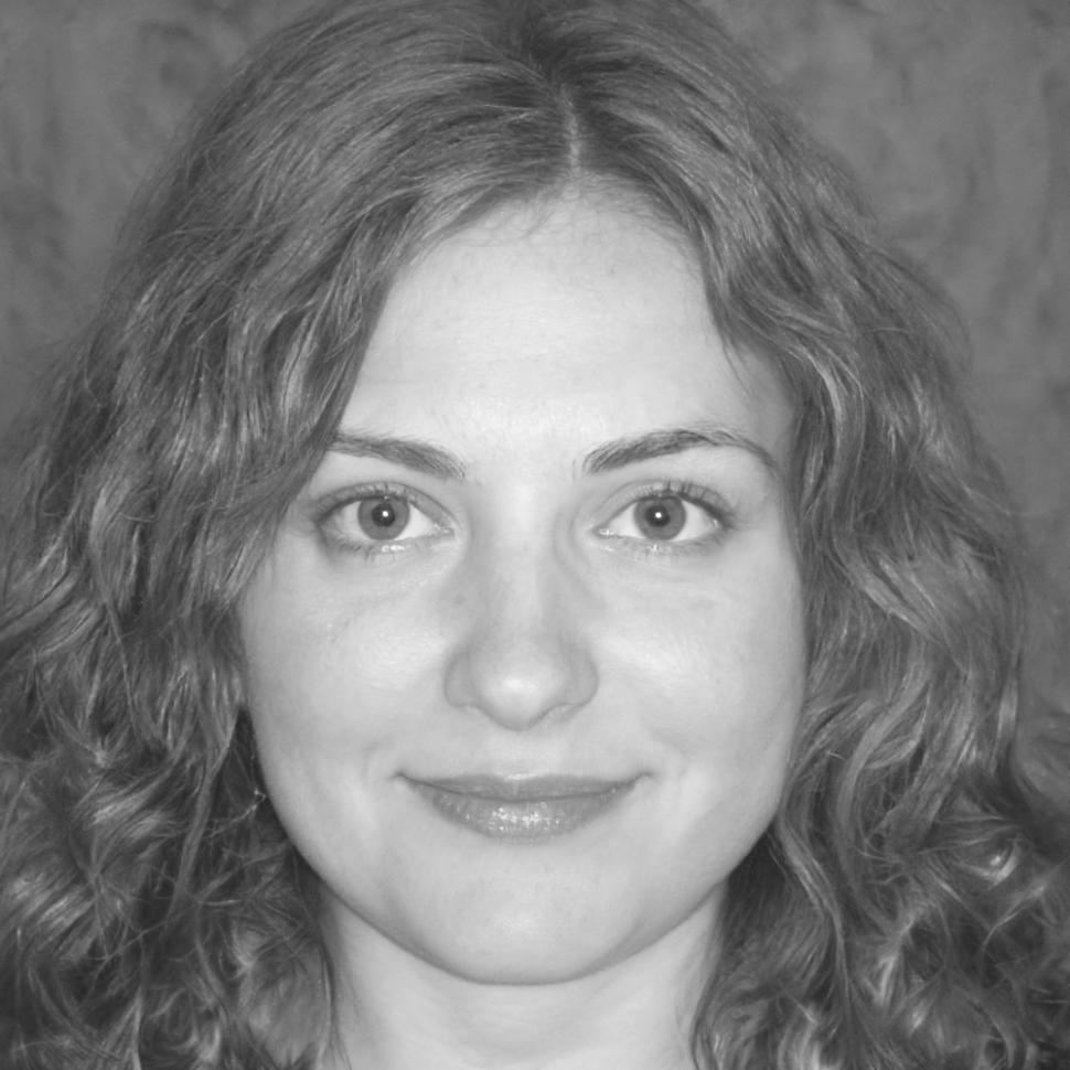 Retrato profesional de Lucía Mendoza, instructora especialista en previsión financiera