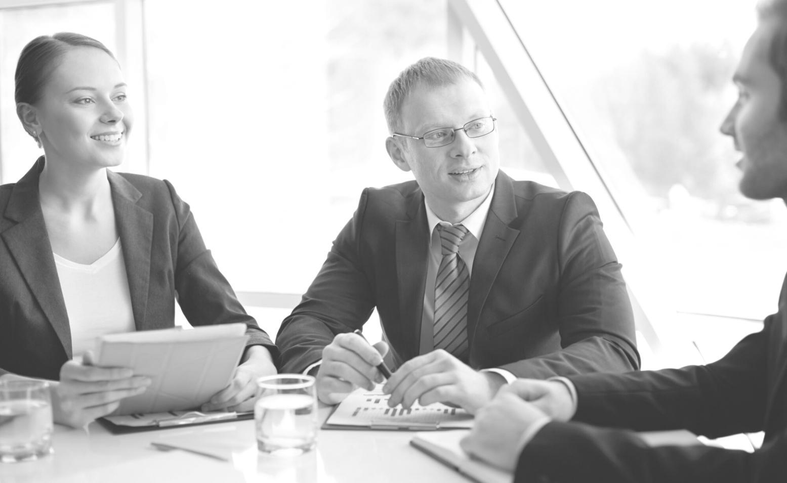 Pantalla mostrando dashboard financiero profesional con gráficos de previsión y análisis de datos