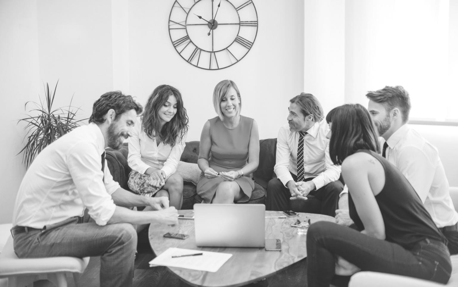 Equipo de Solandiora trabajando en análisis financiero