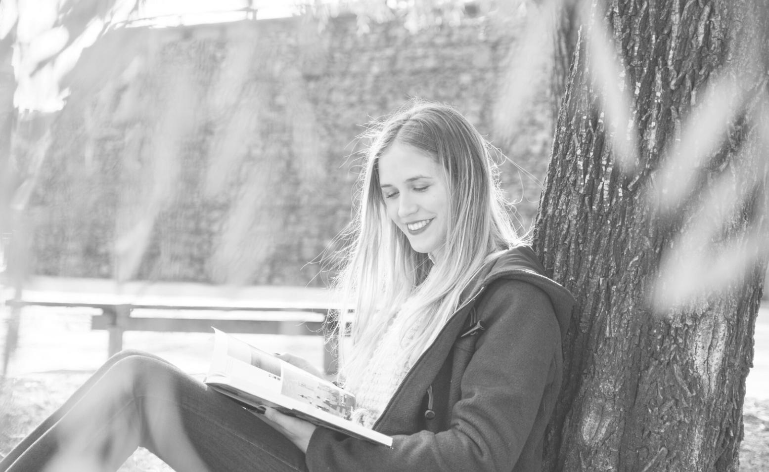 Profesionales trabajando en análisis financiero con modelos avanzados de previsión